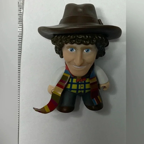 Doctor Who - Titans Vinyl Figure - The 4th Doctor in Vest 🧣🤎 - Picture 6 of 7